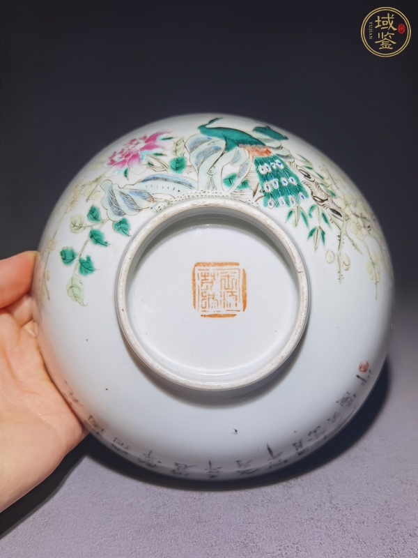 古玩陶瓷粉彩孔雀花卉紋碗真品鑒賞圖