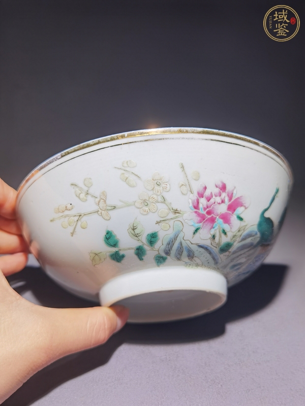 古玩陶瓷粉彩孔雀花卉紋碗真品鑒賞圖
