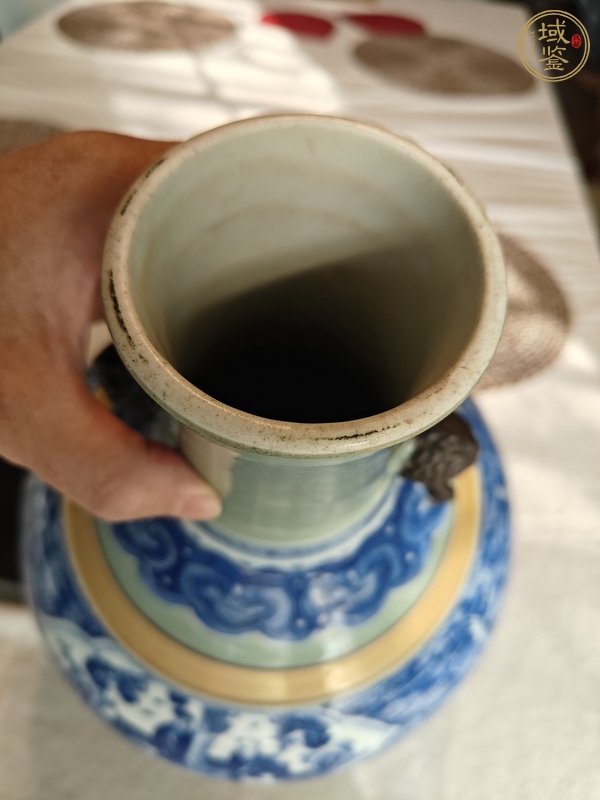 古玩陶瓷冬青釉青花人物故事紋象耳瓶真品鑒賞圖