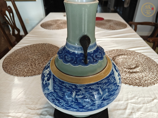 古玩陶瓷冬青釉青花人物故事紋象耳瓶真品鑒賞圖