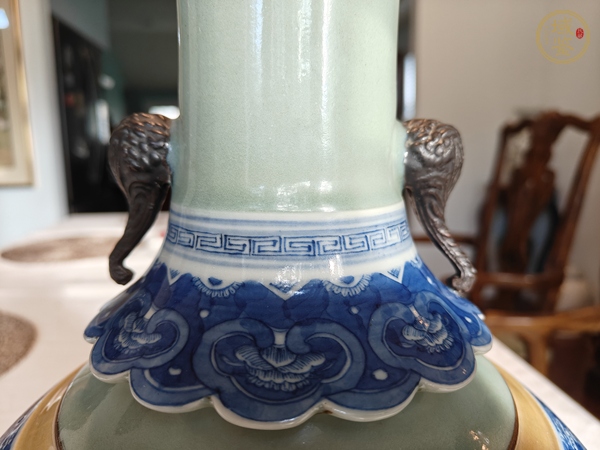 古玩陶瓷冬青釉青花人物故事紋象耳瓶真品鑒賞圖