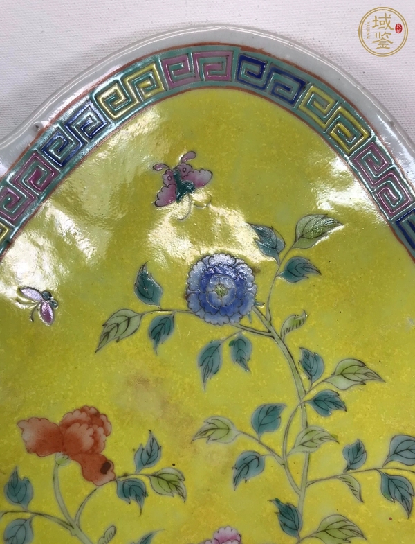 古玩陶瓷黃地粉彩花卉紋貢盤真品鑒賞圖