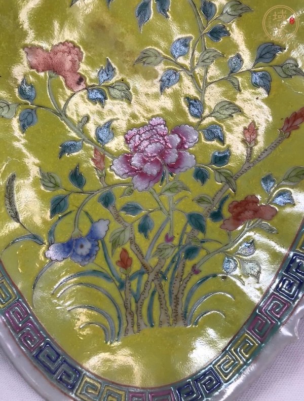 古玩陶瓷黃地粉彩花卉紋貢盤真品鑒賞圖