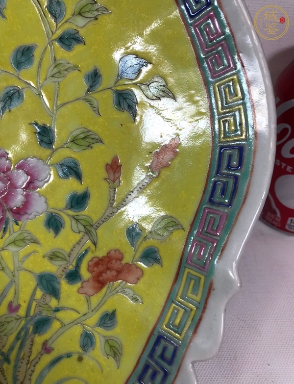 古玩陶瓷黃地粉彩花卉紋貢盤真品鑒賞圖