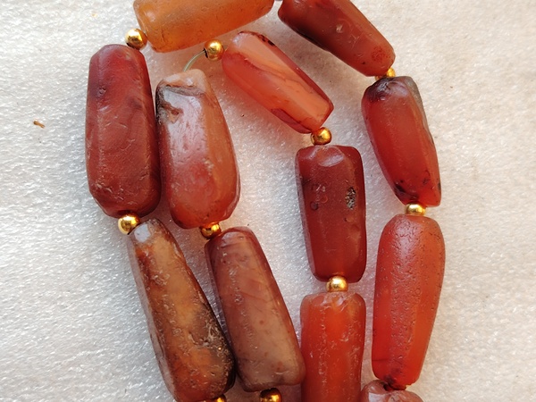 古玩玉器天然紅瑪瑙多棱珠鏈拍賣,當(dāng)前價(jià)格666元