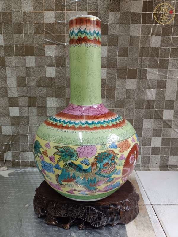 古玩陶瓷彩繪獅紋天球瓶真品鑒賞圖