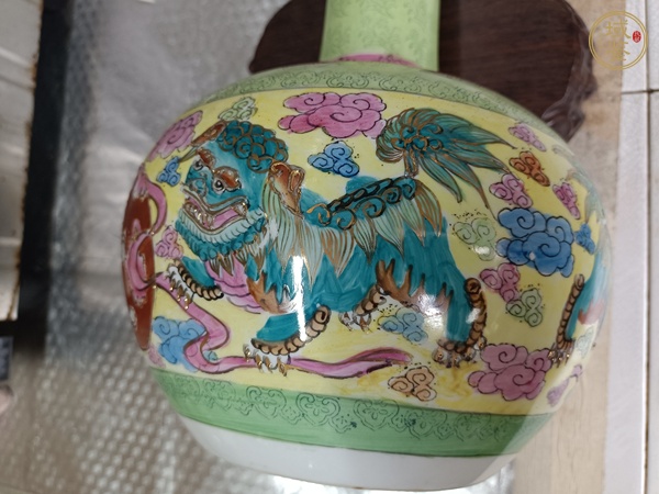 古玩陶瓷彩繪獅紋天球瓶真品鑒賞圖