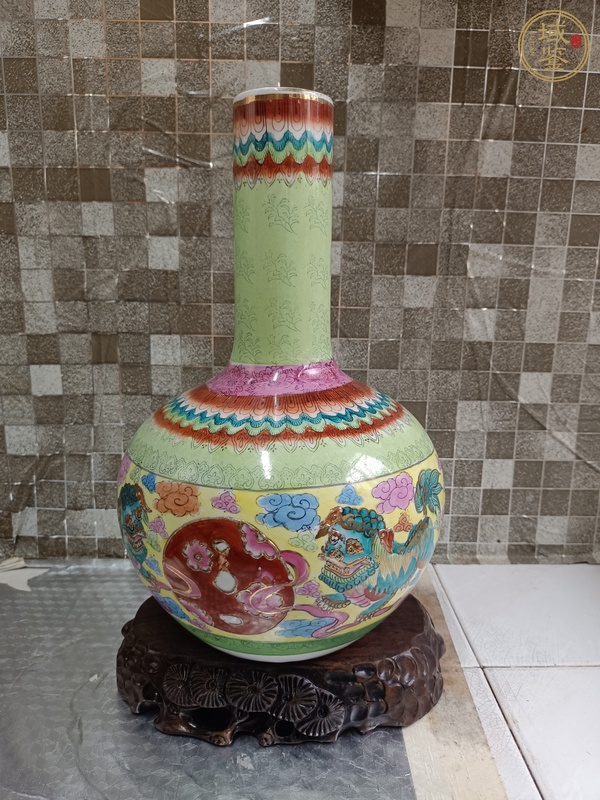 古玩陶瓷彩繪獅紋天球瓶真品鑒賞圖