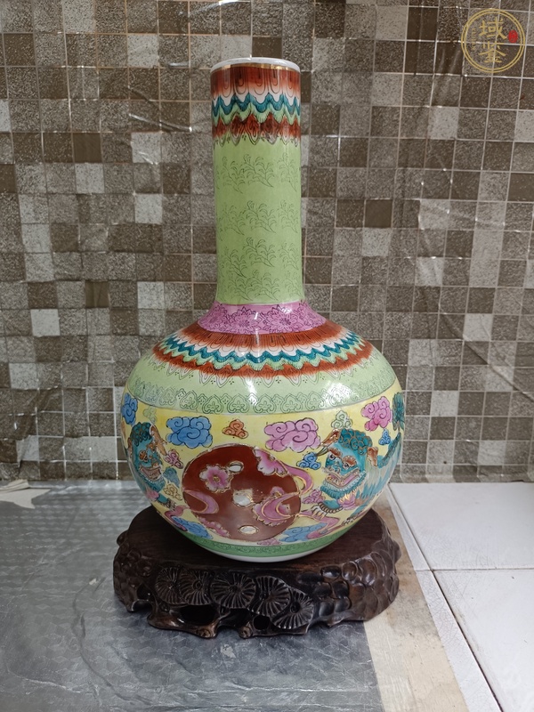 古玩陶瓷彩繪獅紋天球瓶真品鑒賞圖