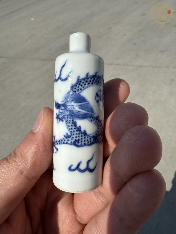 古玩陶瓷龍紋青花鼻煙壺真品鑒賞圖