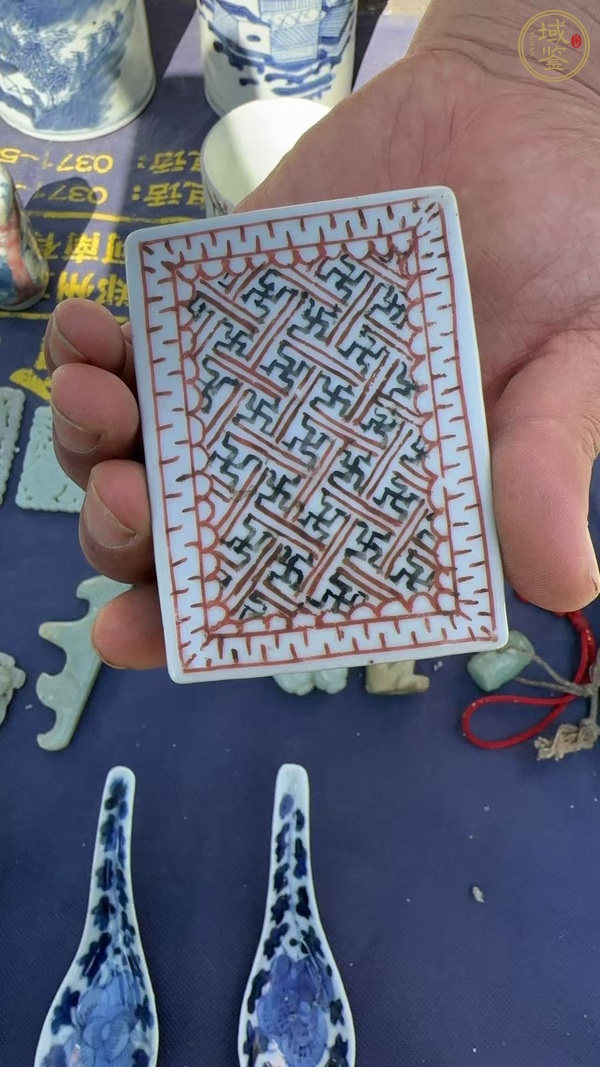 古玩陶瓷礬紅墨彩蓋盒真品鑒賞圖