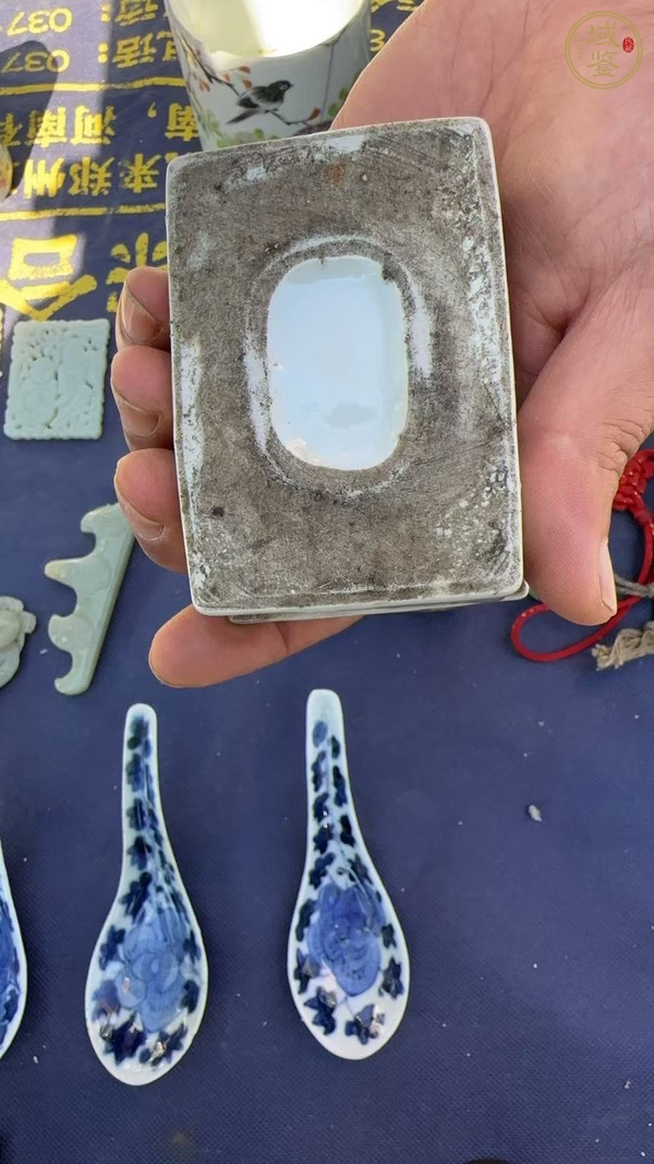 古玩陶瓷礬紅墨彩蓋盒真品鑒賞圖