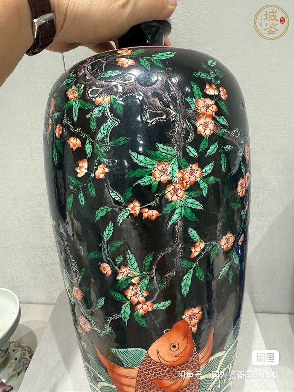 古玩陶瓷墨地粉彩梅瓶真品鑒賞圖