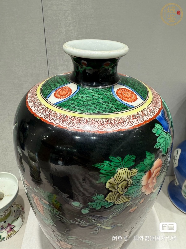 古玩陶瓷墨地粉彩梅瓶真品鑒賞圖