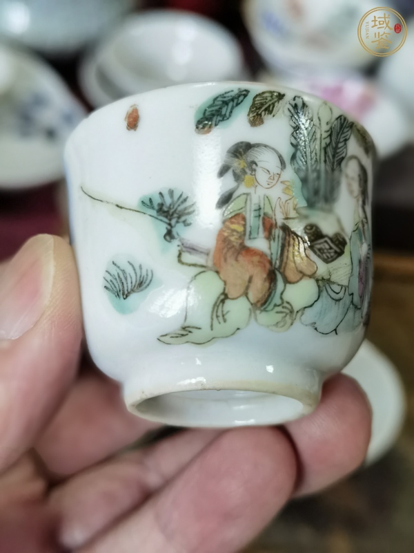 古玩陶瓷仕女紋粉彩杯真品鑒賞圖