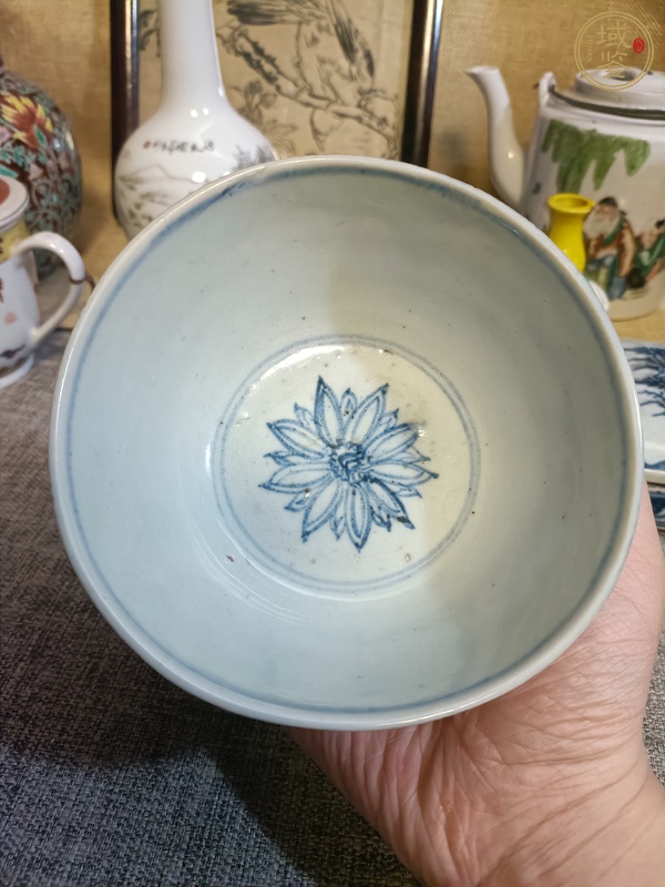 古玩陶瓷青花花卉紋茶碗真品鑒賞圖