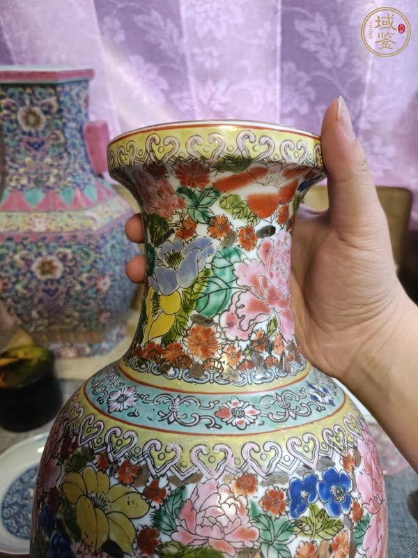 古玩陶瓷粉彩龍紋盤口瓶真品鑒賞圖