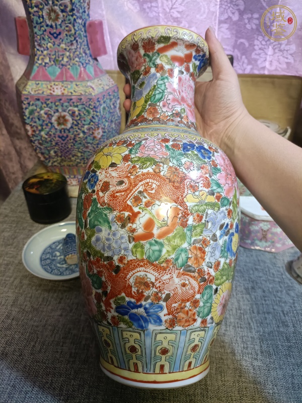古玩陶瓷粉彩龍紋盤口瓶真品鑒賞圖