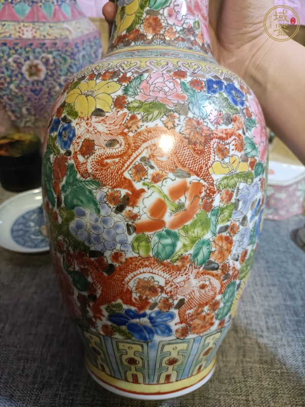 古玩陶瓷粉彩龍紋盤口瓶真品鑒賞圖