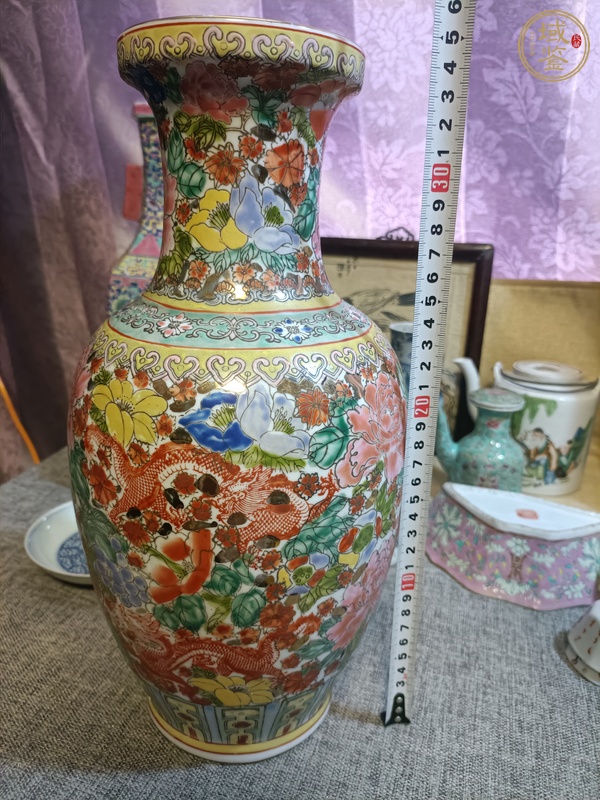 古玩陶瓷粉彩龍紋盤口瓶真品鑒賞圖