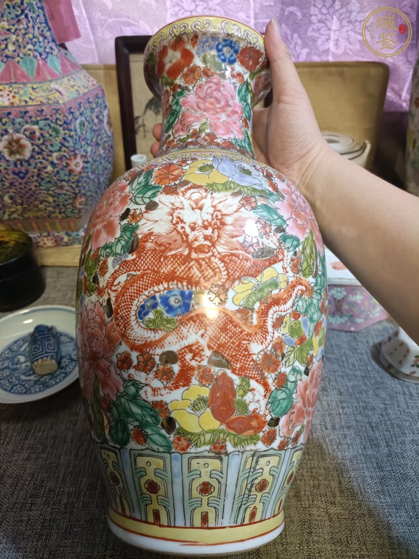 古玩陶瓷粉彩龍紋盤口瓶真品鑒賞圖