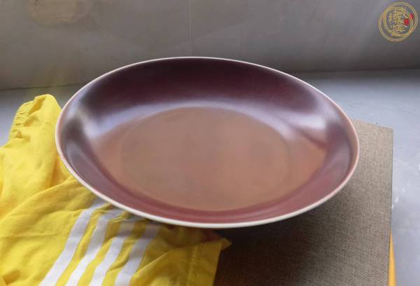 古玩陶瓷紅釉盤真品鑒賞圖