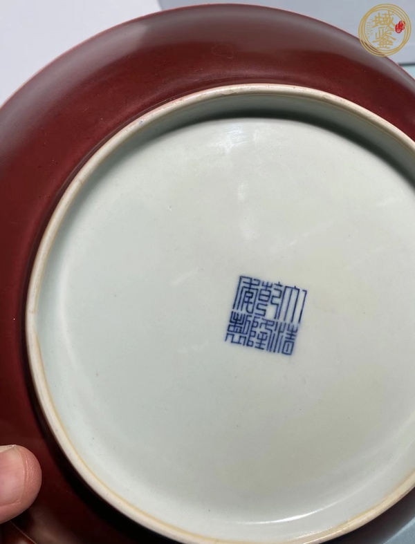 古玩陶瓷紅釉盤真品鑒賞圖