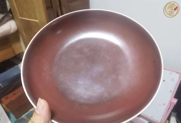 古玩陶瓷紅釉盤真品鑒賞圖