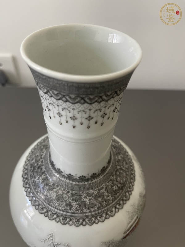 古玩陶瓷1950年代 新粉彩山水紋瓶真品鑒賞圖