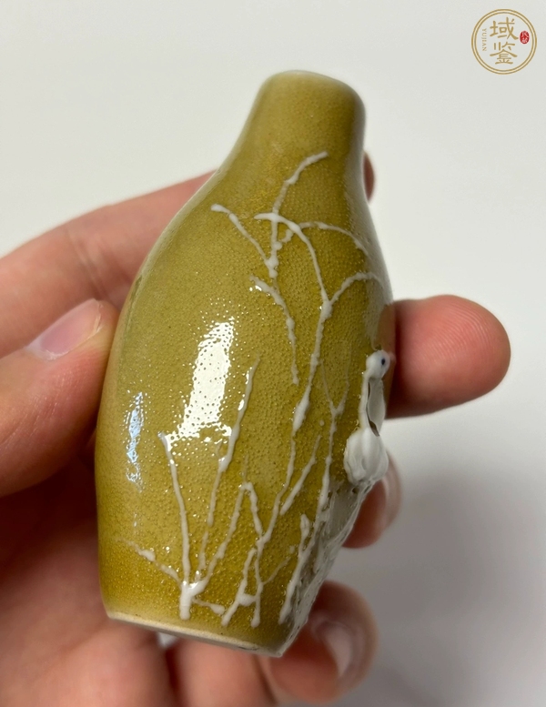 古玩陶瓷黃釉玻璃白花鳥紋鼻煙壺真品鑒賞圖