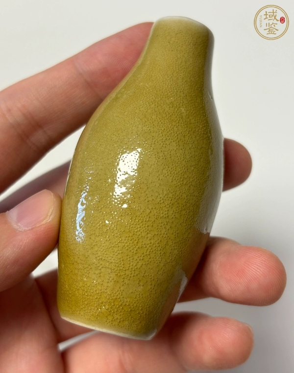 古玩陶瓷黃釉玻璃白花鳥紋鼻煙壺真品鑒賞圖