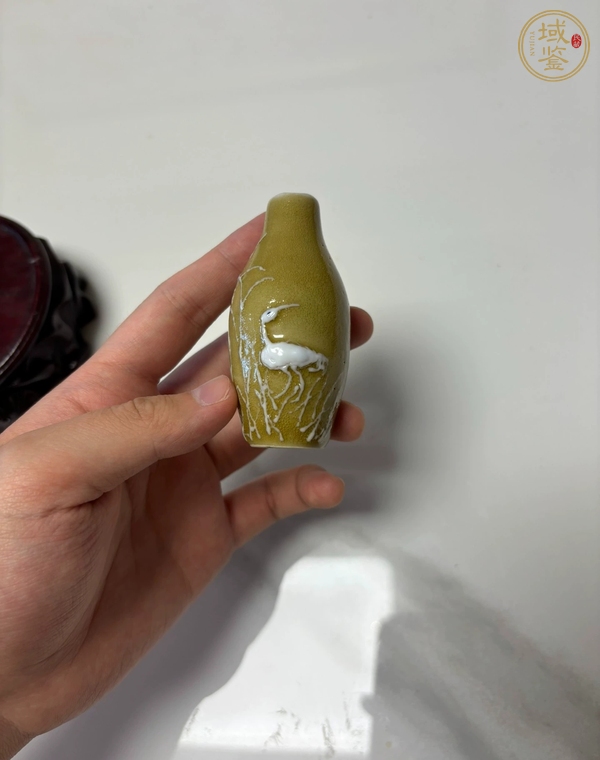 古玩陶瓷黃釉玻璃白花鳥紋鼻煙壺真品鑒賞圖