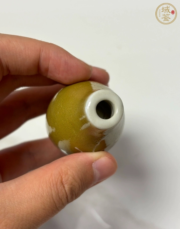 古玩陶瓷黃釉玻璃白花鳥紋鼻煙壺真品鑒賞圖