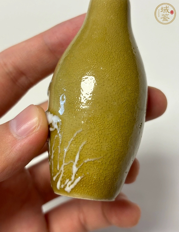 古玩黃釉玻璃白花鳥紋鼻煙壺真品鑒賞圖