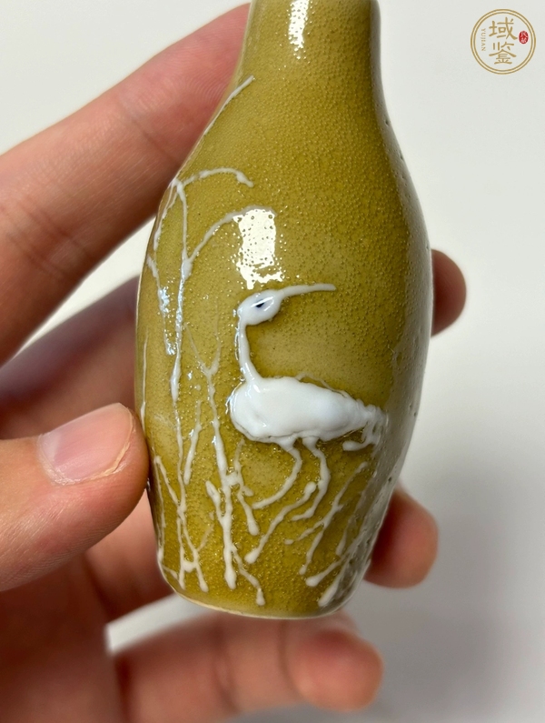 古玩陶瓷黃釉玻璃白花鳥紋鼻煙壺真品鑒賞圖
