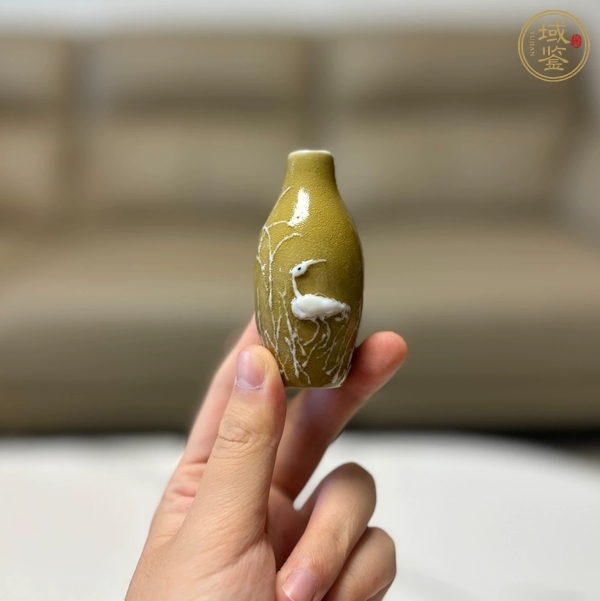 古玩陶瓷黃釉玻璃白花鳥紋鼻煙壺真品鑒賞圖