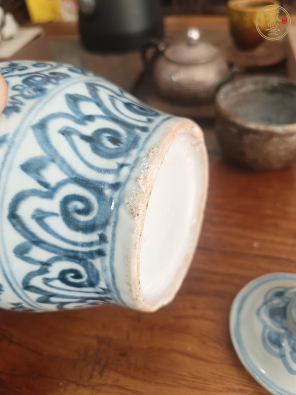 古玩陶瓷明中期青花纏枝紋蓋罐真品鑒賞圖