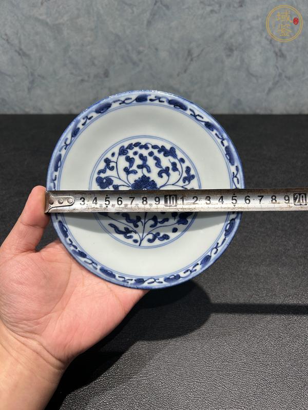 古玩陶瓷花卉紋青花盤真品鑒賞圖