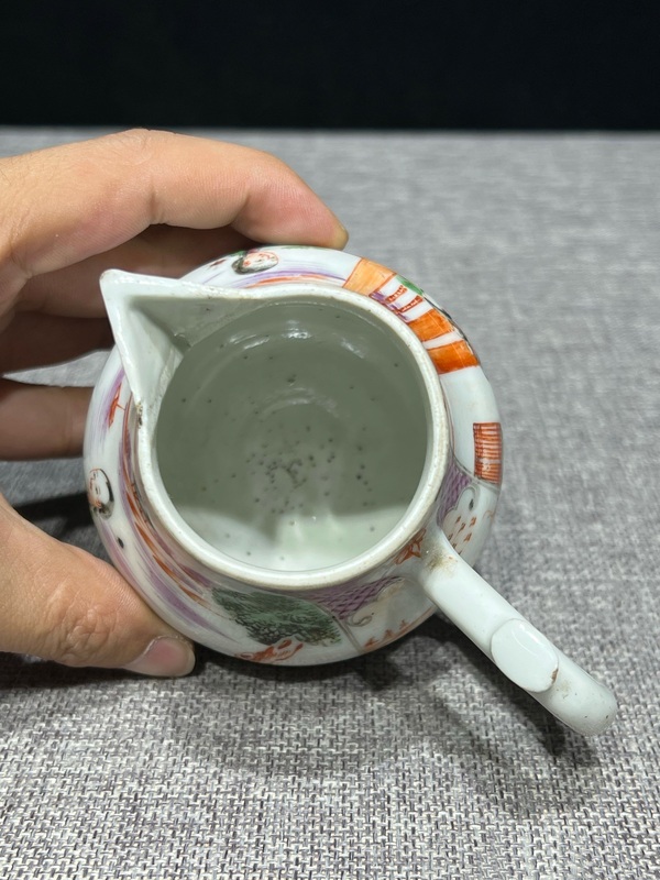 古玩陶瓷清·乾隆廣彩滿大人合家歡奶壺拍賣，當(dāng)前價(jià)格1000元