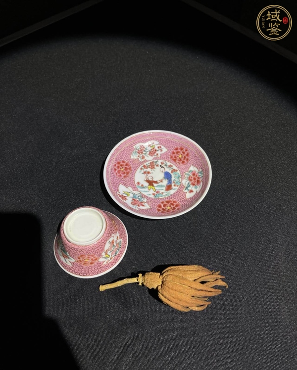 古玩陶瓷粉彩三娘教子紋胭脂紅地開窗花卉紋杯碟套真品鑒賞圖