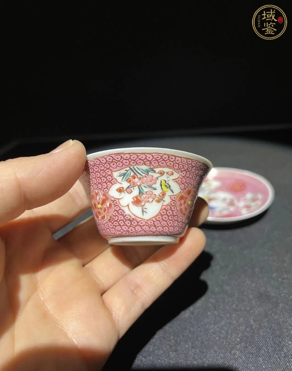 古玩陶瓷粉彩三娘教子紋胭脂紅地開窗花卉紋杯碟套真品鑒賞圖