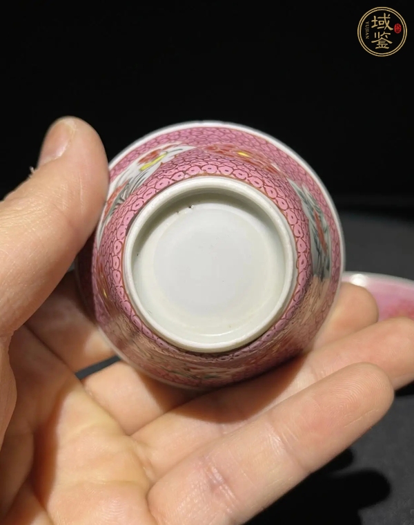 古玩陶瓷粉彩三娘教子紋胭脂紅地開窗花卉紋杯碟套真品鑒賞圖
