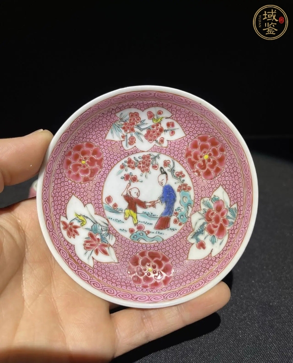 古玩陶瓷粉彩三娘教子紋胭脂紅地開窗花卉紋杯碟套真品鑒賞圖