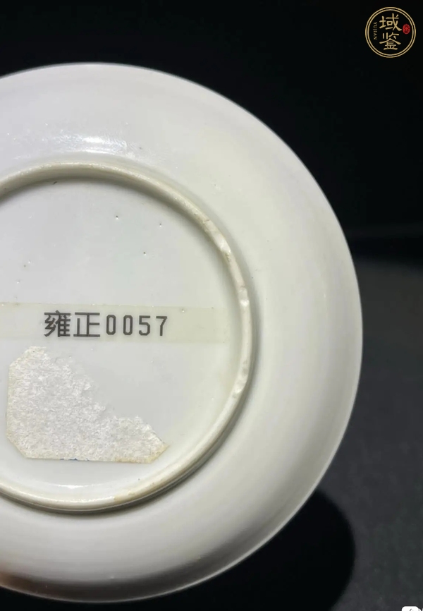古玩陶瓷粉彩三娘教子紋胭脂紅地開窗花卉紋杯碟套真品鑒賞圖