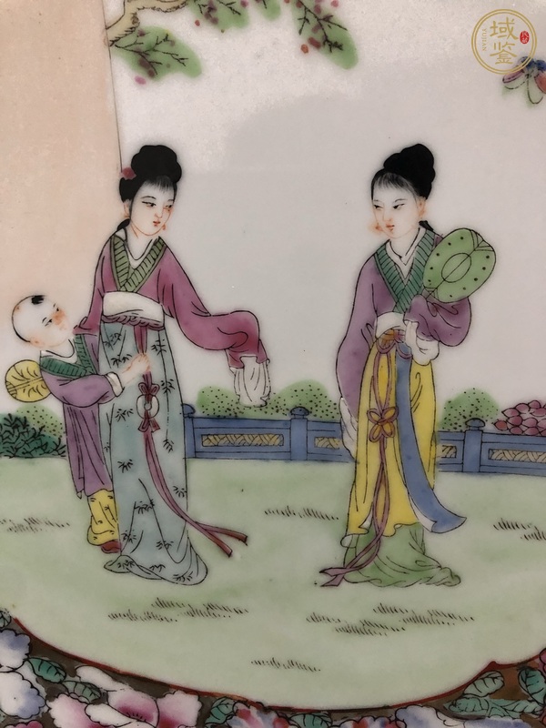 古玩陶瓷粉彩仕女人物盤真品鑒賞圖