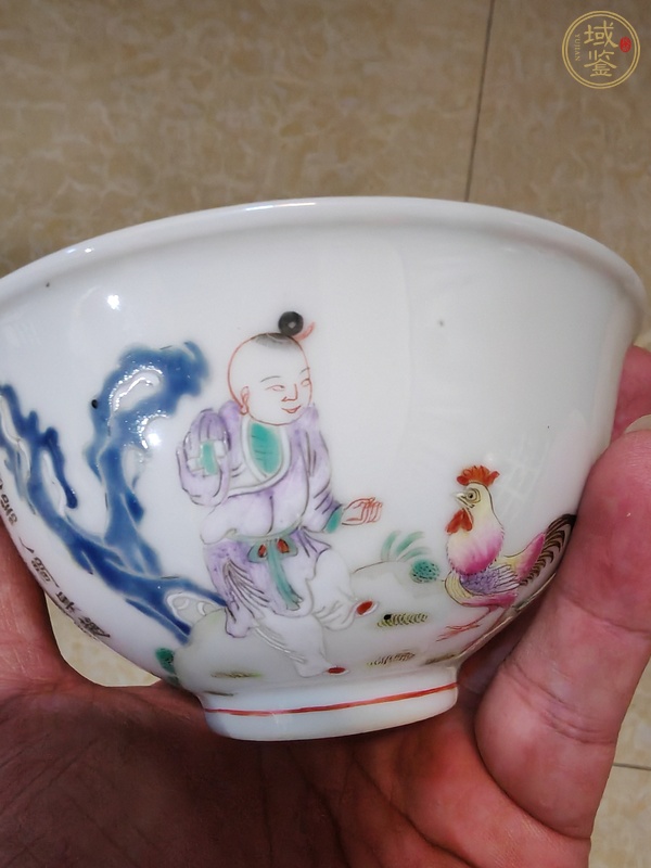古玩陶瓷粉彩童子斗雞圖茶碗真品鑒賞圖
