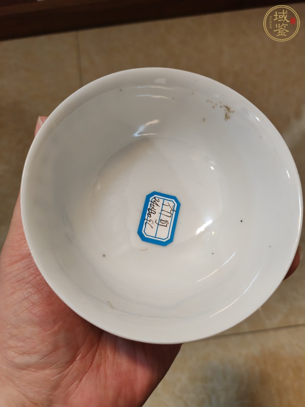 古玩陶瓷粉彩童子斗雞圖茶碗真品鑒賞圖
