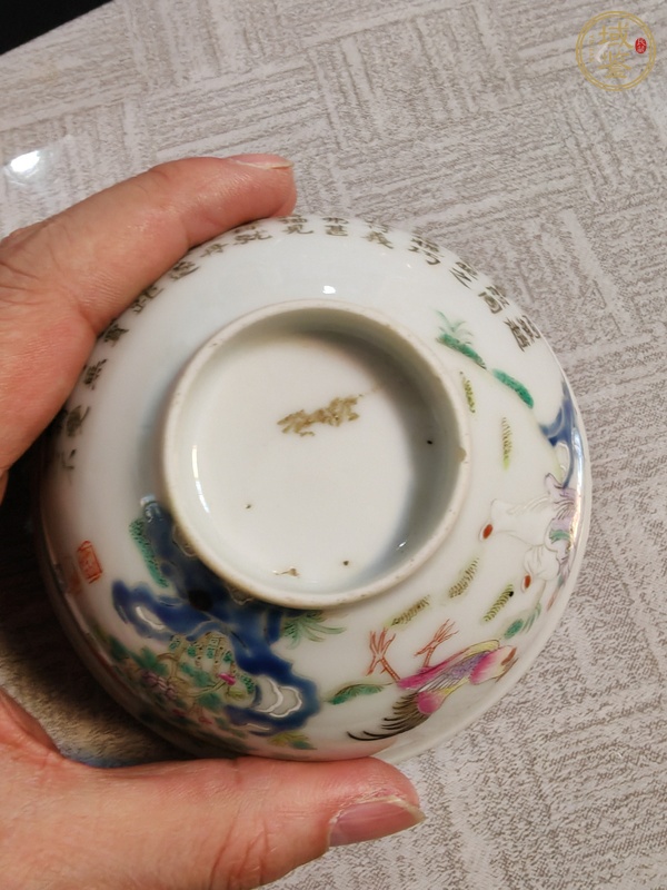 古玩陶瓷粉彩童子斗雞圖茶碗真品鑒賞圖