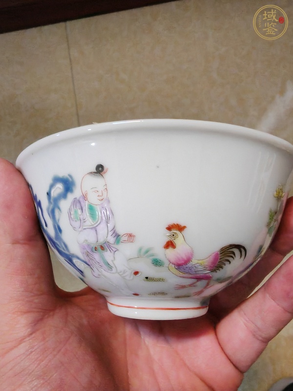 古玩陶瓷粉彩童子斗雞圖茶碗真品鑒賞圖