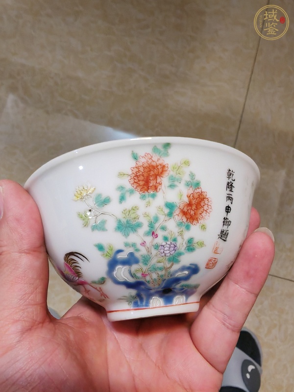 古玩陶瓷粉彩童子斗雞圖茶碗真品鑒賞圖